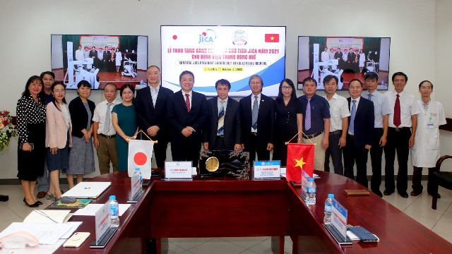 Chủ tịch Văn phòng Cơ quan Hợp tác Quốc tế Nhật Bản -JICA tặng bằng khen cho Bệnh viện Trung ương Huế