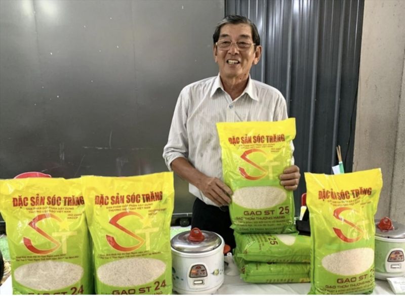 Kỹ sư Hồ Quang Cua và sản phẩm gạo ST24, ST25 được sản xuất từ giống lúa cùng tên do ông và nhóm nghiên cứu tại Việt Nam sản xuất. Ảnh: Hữu Đức.