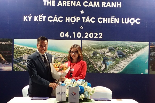 Bà Hà Vân Hiền- Phó Tổng giám đốc CTCP Trần Thái Cam Ranh và ông Hoàng Đạo Hiệp- Tổng giám đốc AMS ký hợp đồng hợp tác giữa CTCP Trần Thái Cam Ranh- AMS
