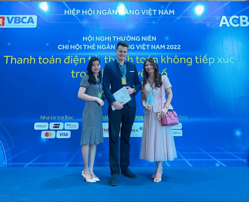 Ông Filip Dosedel và đội ngũ phát triển thẻ tại Home Credit Việt Nam có mặt tại buổi lễ.
