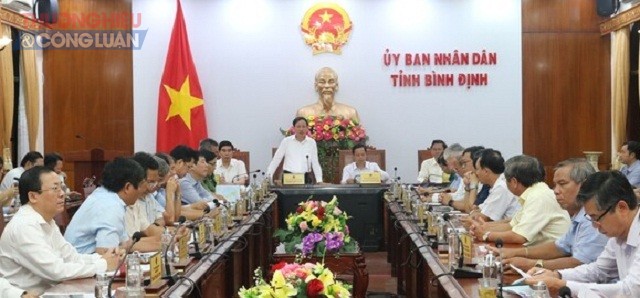Chủ tịch UBND tỉnh Bình Định Phạm Anh Tuấn (người đứng trong cùng) đang phát biểu ý kiến chỉ đạo tại Hội nghị.