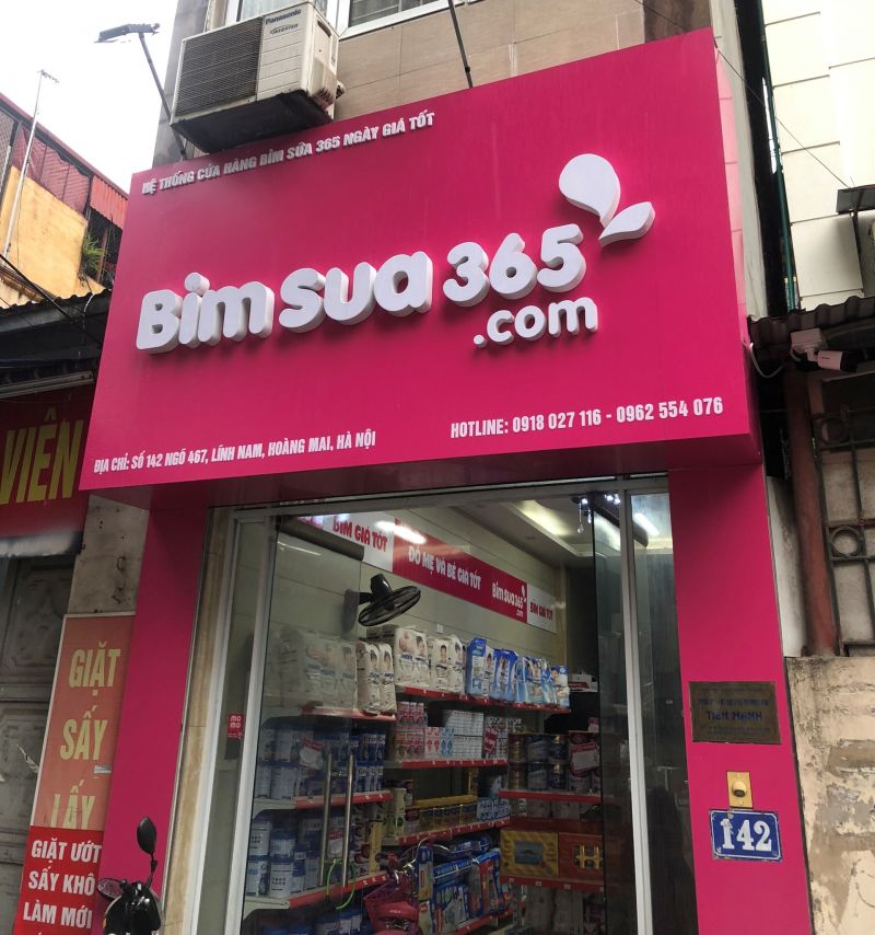 Bỉm Sữa 365 bày bán một số hàng hóa, sản phẩm không tem nhãn phụ Tiếng Việt