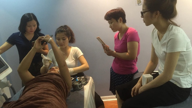 chuyên viên spa thẩm mỹ Nguyễn kim Đông trong một buổi hướng dẫn cho các học viên về chăm sóc trẻ hóa da