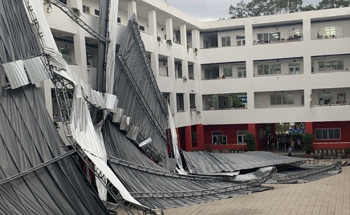 Mái che sân Trường Trung học thực hành Sài Gòn (quận 5, TPHCM) bất ngờ đổ sập do ảnh hưởng của bão Noru hồi cuối tháng 9 vừa qua