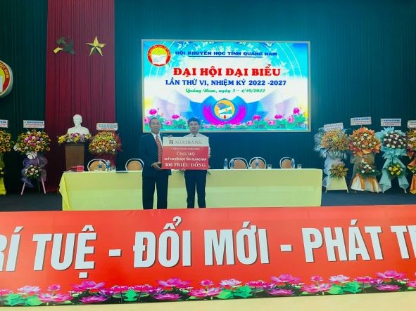 Agribank ủng hộ Quỹ Khuyến học tỉnh Quảng Nam 300 triệu đồng