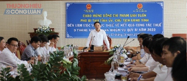 Ông Phạm Anh Tuấn (đứng trong cùng) đang phát biểu ý kiến chỉ đạo tại buổi làm việc.