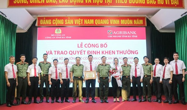 Agribank chi nhánh tỉnh Hà Tĩnh vinh dự nhận bằng khen “Toàn dân bảo vệ an ninh Tổ quốc”