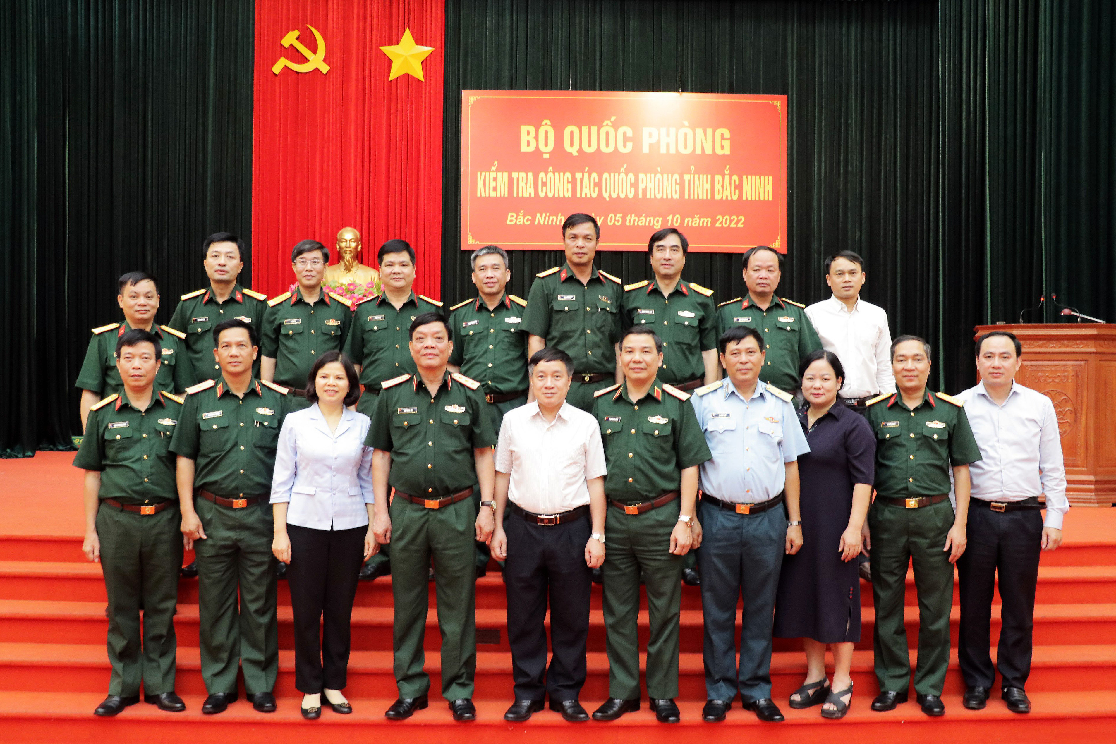 Lãnh đạo Bộ Quốc phòng, Quân khu I và tỉnh Bắc Ninh chụp ảnh lưu niệm với các đại biểu tham dự Hội nghị