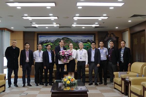 Trường Đại học Bách khoa Hà Nội tặng hoa chúc mừng bà Đỗ Nguyệt Ánh - Chủ tịch Hội đồng thành viên EVNNPC