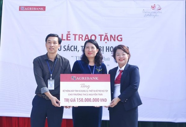 Agribank chi nhánh tỉnh Hà Tĩnh trao tặng tủ sách và thiết bị học tập cho Trường THCS Nguyễn Trãi