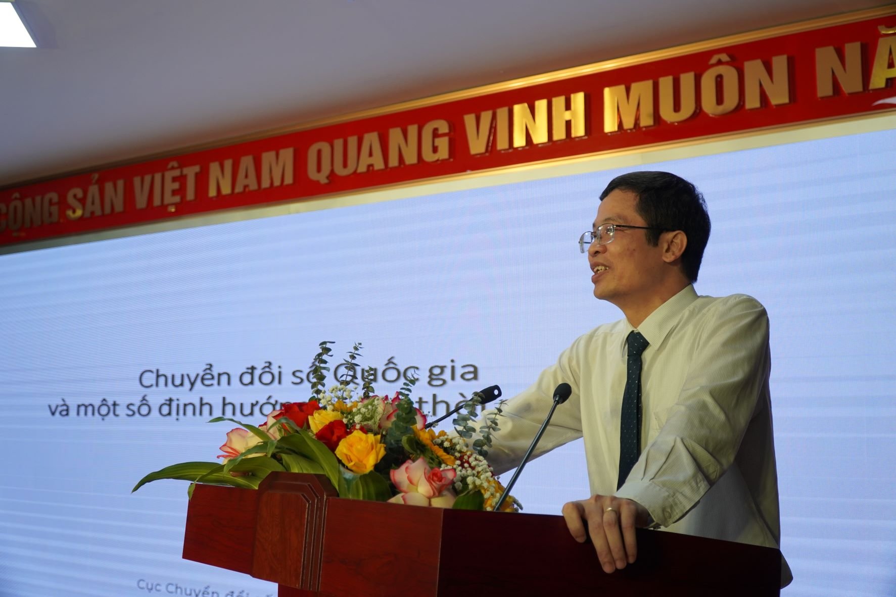 Ông Nguyễn Phú Tiến, Phó Cục trưởng Cục Chuyển đổi số Quốc gia, Bộ Thông tin và Truyền thông phát biểu tại Hội nghị. Ảnh: Hoàng Đông