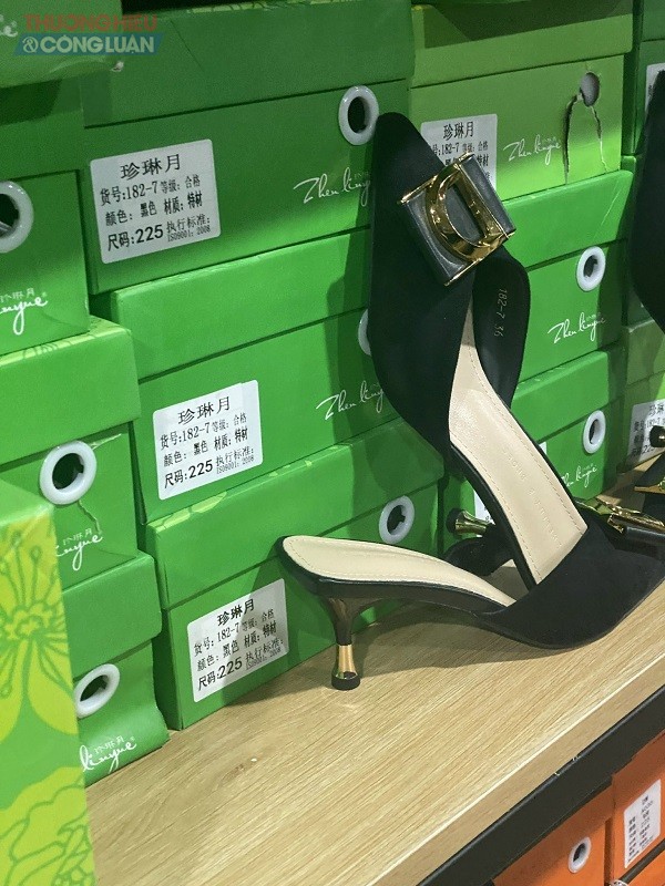 Trên tầng 2 tại siêu thị Linh Dương mart Thái Bình là các mặt hàng quần áo, giày dép, túi xách