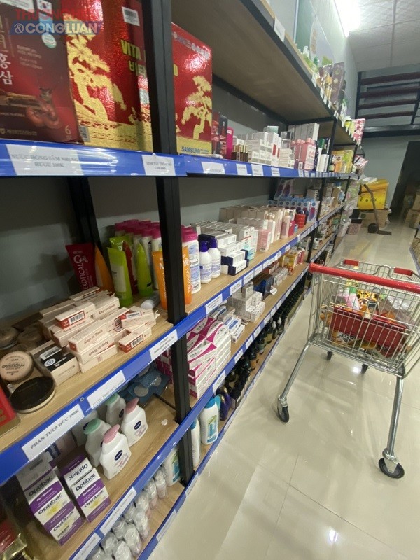 Khu vực hóa mỹ phẩm tại siêu thị Linh Dương Mart