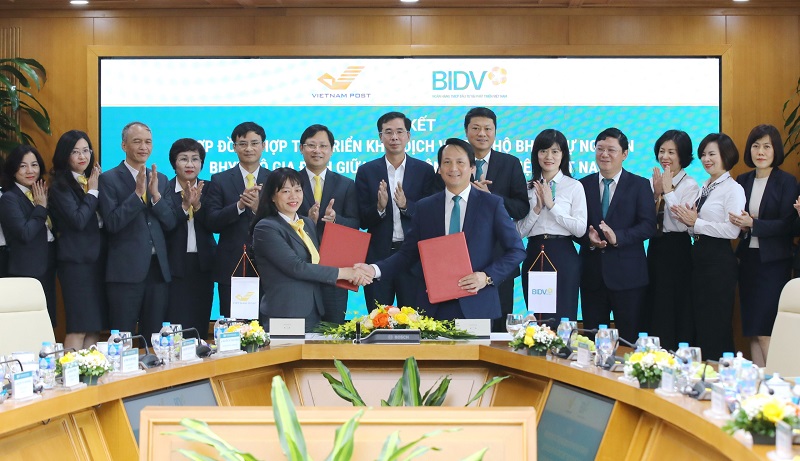 Ông Trần Long - Phó Tổng giám đốc BIDV và bà Chu Thị Lan Hương - Phó Tổng giám đốc Vietnam Post, đại diện hai bên ký kết hợp đồng