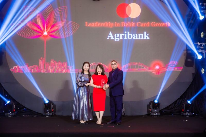 Đại diện Ban lãnh đạo Trung tâm Thẻ Agribank nhận giải thưởng tại buổi lễ
