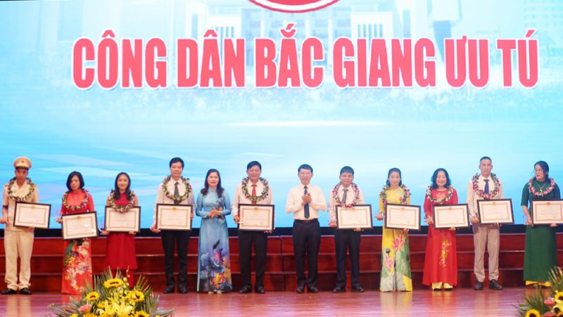 10 cá nhân được trao danh hiệu Công dân Bắc Giang ưu tú năm 2022.