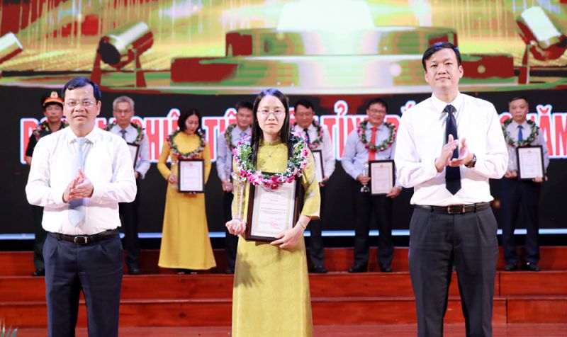 Phó Chủ tịch UBND tỉnh Lê Ô Pích và Phan Thế Tuấn trao danh hiệu doanh nghiệp Bắc Giang tiêu biểu