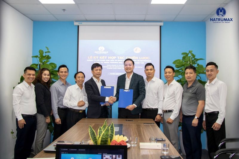 Ông Nguyễn Tất Tùng - Chủ tịch HĐQT Công ty Natrumax và Đại diện công Ty 139 Ông Nguyễn Xuân Nhật ký biên bản hợp tác chiến lược