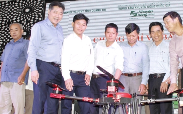 Trung tâm Khuyến nông Quốc gia tặng 10 máy bay không người lái phục vụ nông nghiệp cho 10 tổ khuyến nông tại tỉnh Quảng Trị.