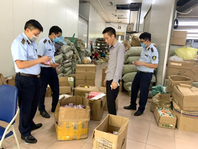 Lực lượng QLTT Lạng Sơn kiểm tra hàng hóa