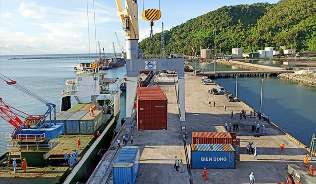 Cảng Chân Mây đón tàu vận tải container