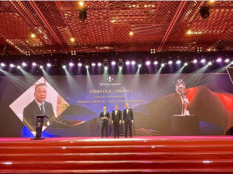 Ông Đinh Đức Thắng (ngoài cùng bên trái) Chủ tịch Hội đồng Quản trị Stavian Chemicalnhận giải thưởng Doanh nhân xuất sắc châu Á 2022