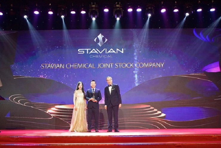Ông Đinh Đức Thắng - Chủ tịch HĐQT Stavian Chemical và Bà Vũ Thuỳ Linh - Giám đốc ban Truyền thông nhận Giải thưởng Doanh nghiệp xuất sắc châu Á 2022