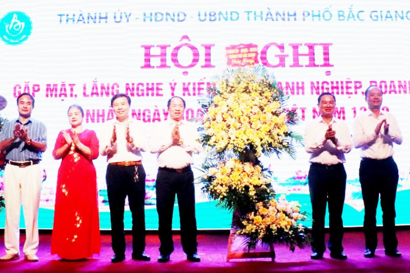 Lãnh đạo TP Bắc Giang chúc mừng các doanh nghiệp, doanh nhân.