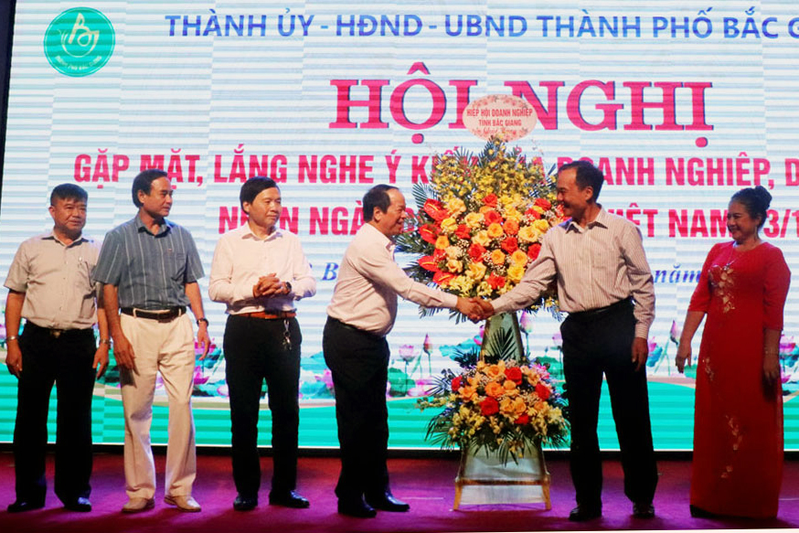 Bùi Văn Hạnh chúc mừng các doanh nghiệp, doanh nhân TP Bắc Giang