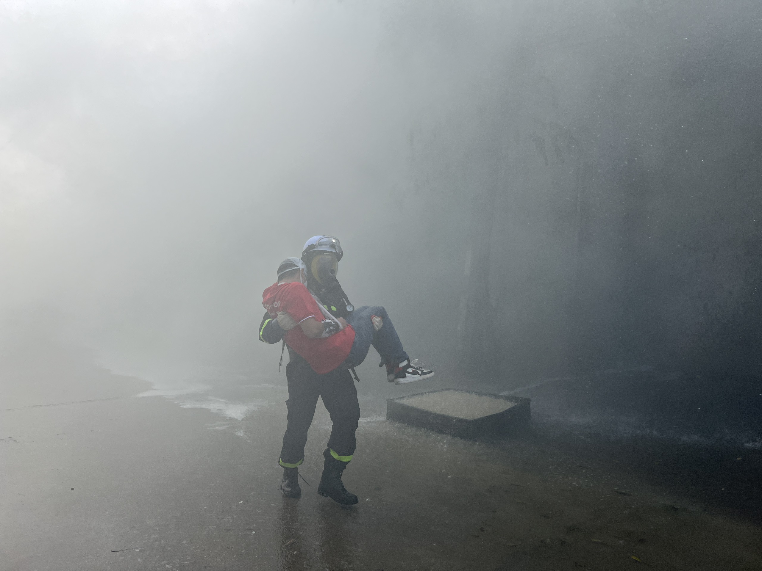 Cùng với việc phun nước dập lửa, lực lượng chức năng diễn tập hướng dẫn, giúp đỡ đưa những người bị thương mắc kẹt trong đám cháy thoát ra ngoài