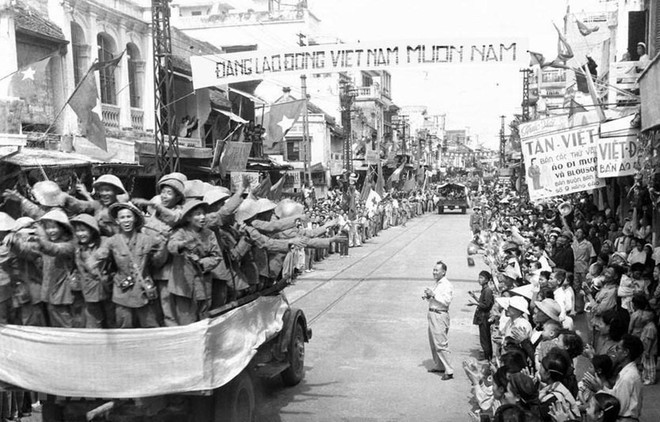 Đoàn quân chiến thắng tiến qua phố Hàng Đào sáng 10/10/1954 trong niềm hân hoan chào đón của hàng vạn người dân