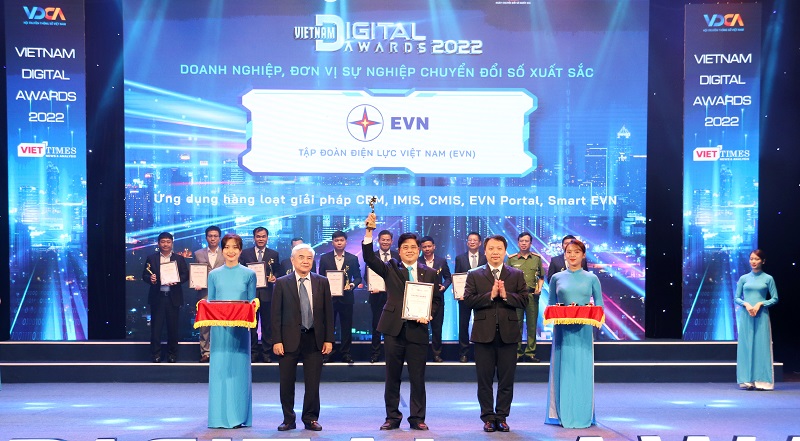 Phó Tổng giám đốc EVN Võ Quang Lâm đại diện EVN nhận giải thưởng tại buổi Lễ