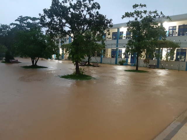 Một trường học tại huyện Hòa Vang, TP. Đà Nẵng bị ngập do mưa lớn