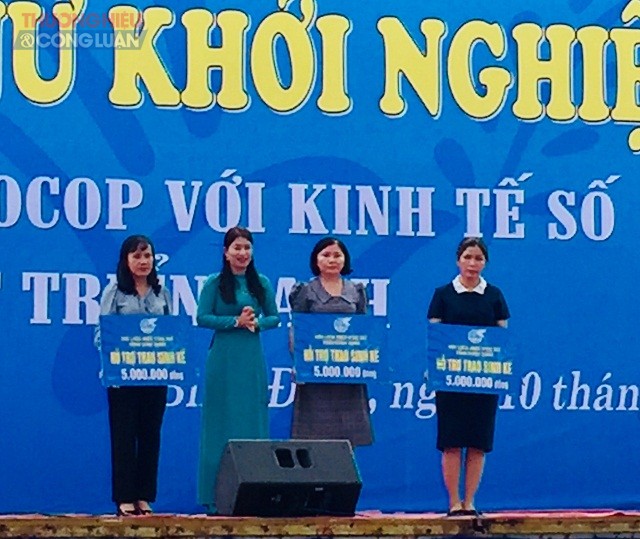 Lãnh đạo Hội LHPN Việt Nam tỉnh Bình Định trao kinh phí hỗ trợ sinh kế phụ nữ miền biển.