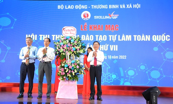 Thứ trưởng Lê Tấn Dũng tặng hoa cho Ban tổ chức Hội thi