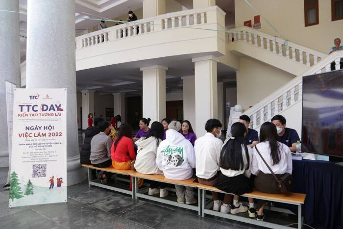 Các bạn sinh viên được tham gia hội chợ việc làm - Cơ hội thực tập và làm việc cho sinh viên tại Tập đoàn TTC