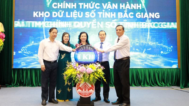Các đồng chí lãnh đạo tỉnh chính thức vận hành Kho dữ liệu số tỉnh Bắc Giang