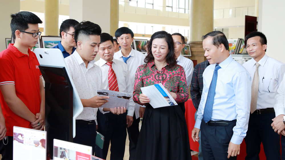 Các đồng chí lãnh đạo tỉnh: Lê Thị Thu Hồng, Mai Sơn tham quan gian hàng trưng bày sản phẩm về công nghệ của các doanh nghiệp