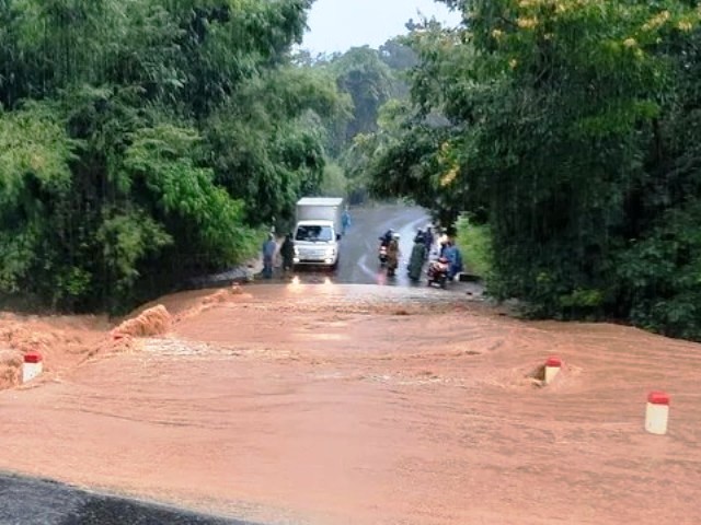 Đập tràn qua xã A Vao ngập sâu lầm cho 700 hộ dân với 3.500 nhân khẩu bị chia cắt, cô lập