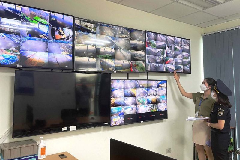 Hải quan Bắc Ninh theo dõi hệ thống giám sát điện tử tại kho ngoại hải quan thuộc chi cục hải quan các khu CN huyện Yên Phong.