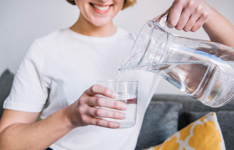 Uống nhiều nước cũng là một cách chữa bệnh gút tại nhà hiệu quả
