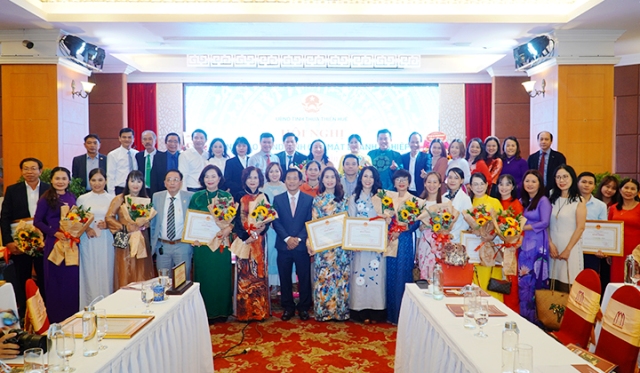 Chủ tịch UBND tỉnh Thừa Thiên Huế Nguyễn Văn Phương (đứng giữa- hàng đầu) chụp ảnh lưu niệm với các DN được khen thưởng