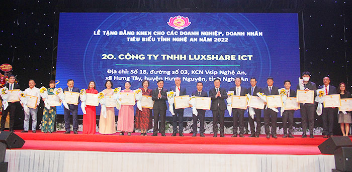 Bí thư Tỉnh ủy Thái Thanh Quý và Chủ tịch UBND tỉnh Nguyễn Đức Trung trao Bằng khen và tặng hoa chúc mừng các tập thể