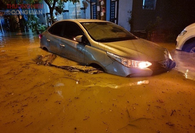 Cảnh ngập lụt tại đường Chế Lan Viên, TP Quy Nhơn.