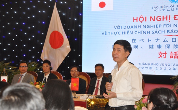 Ông Lê Văn Phúc, Trưởng Ban Thực hiện chính sách BHYT (BHXH Việt Nam) giải đáp ý kiến của các DN