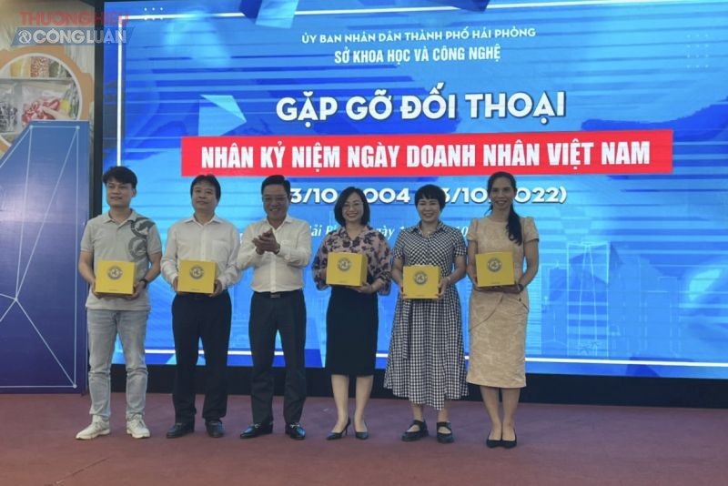 Ông Trần Quang Tuấn giám đốc Sở KH&CN Hải Phòng tặng quà lưu niệm cho các doanh nghiệp
