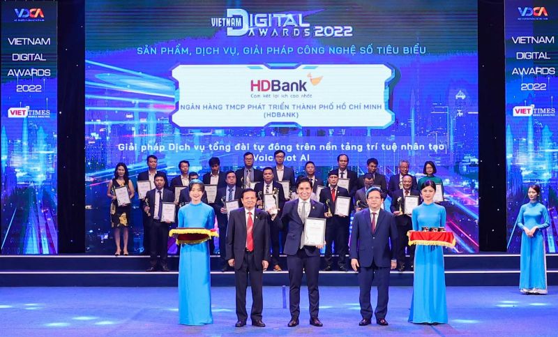 Ông Nguyễn Đức Dũng- Phó Giám đốc Trung tâm Chuyển đổi số HDBank (DTC)- đại diện HDBank nhận giải thưởng