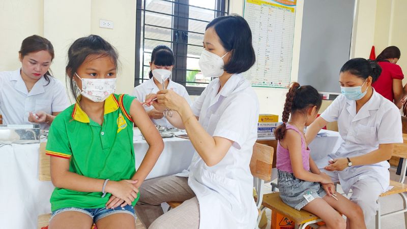 Nhân viên y tế TP Bắc Giang tiêm vắc-xin phòng dịch Covid-19 cho trẻ em từ 5 đến dưới 12 tuổi.