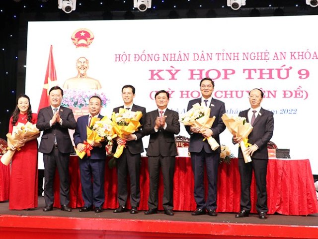 Bí thư Tỉnh ủy, Chủ tịch HĐND tỉnh Thái Thanh Quý và Chủ tịch UBND tỉnh Nguyễn Đức Trung tặng hoa chúc mừng