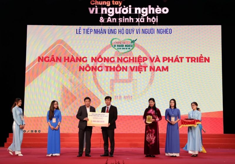 Ông Phạm Đức Tuấn - Phó Tổng giám đốc, Chủ tịch Công đoàn Agribank trao 2 tỷ đồng cho Quỹ “Vì người nghèo”